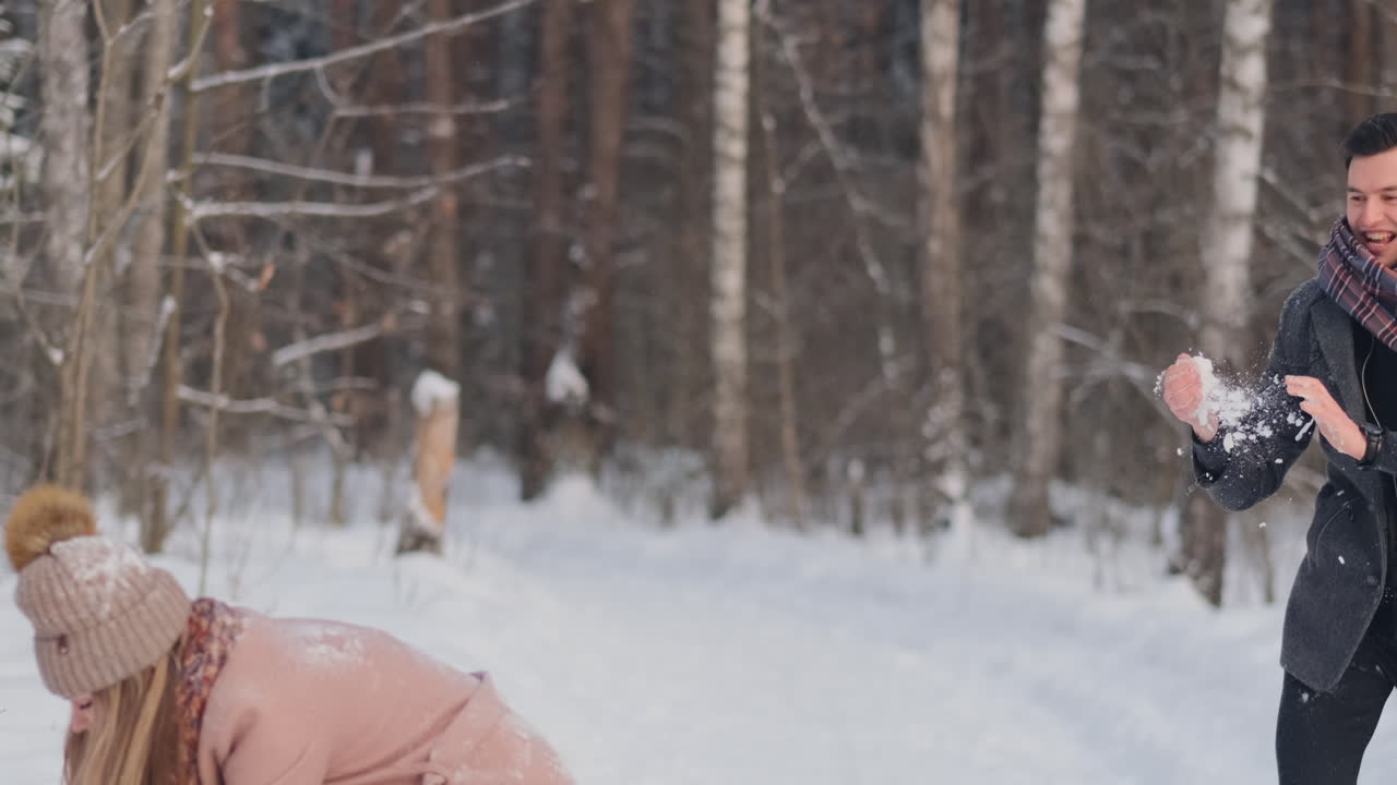 야외에서 놀고 있는 젊은 부부. 겨울 시즌.