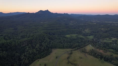 Vista-Aérea-Del-Monte-Advertencia-Y-Zona-Boscosa-Durante-La-Puesta-De-Sol-En-Tweed-Range,-Northern-Rivers,-Nueva-Gales-Del-Sur,-Australia