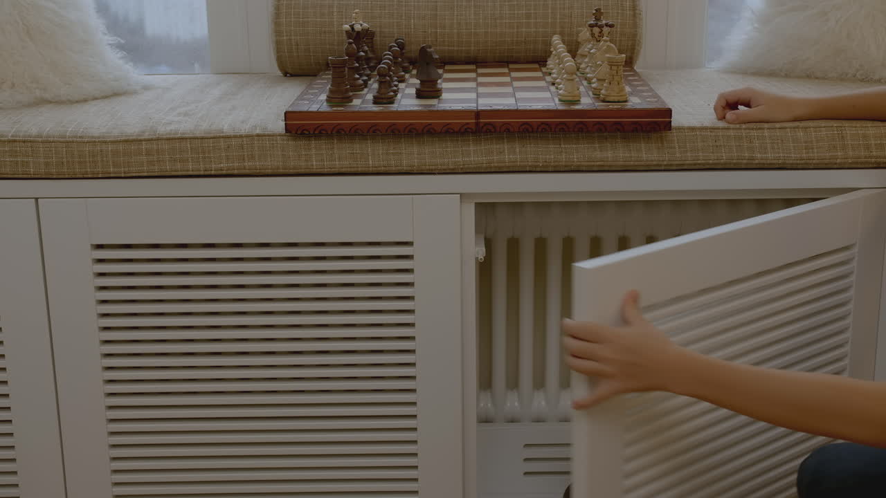 집에서 체스를 하는 아이