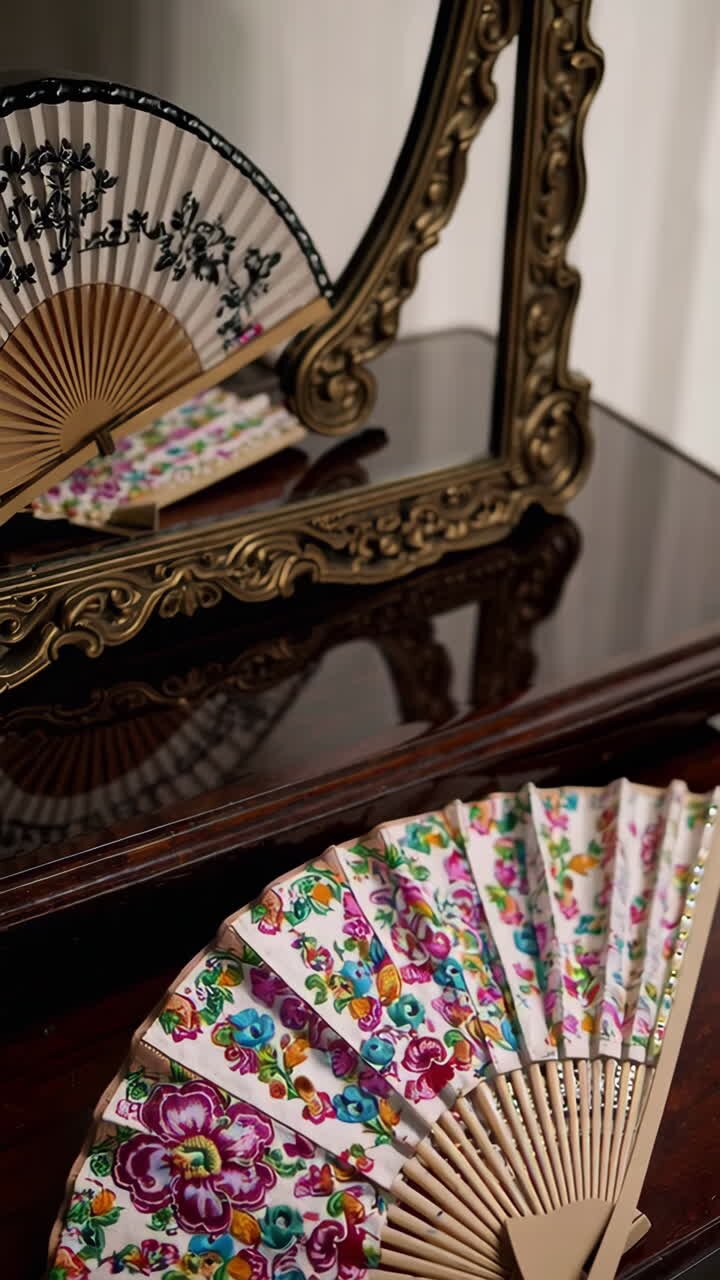 Antichi ventagli decorati e specchio