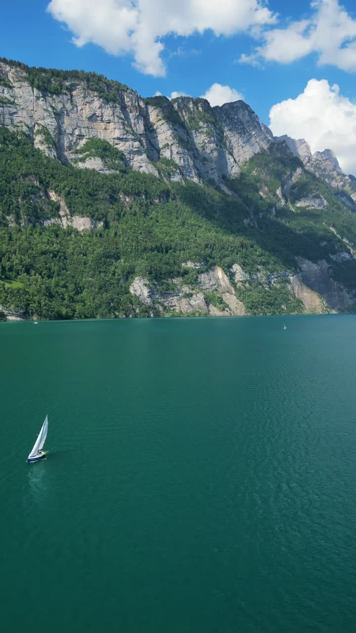 Walen-järvi (Walensee) pystyvideo vuoristomaisemasta ja laaksosta kesällä.