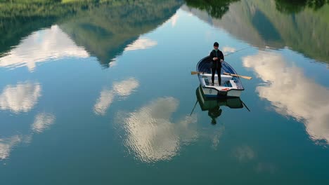 Una-Mujer-En-El-Barco-Pesca-Un-Pez-Girando-En-Noruega.