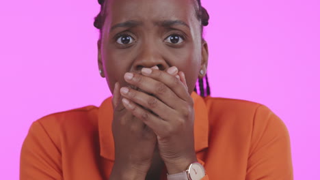mujer negra, shock y cara en expresión de pánico