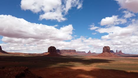 Lapso-De-Tiempo-De-Monument-Valley-En-Arizona-Con-Nubes-Ondulantes-Volando-Por-Encima-Y-Sombras-Por-Debajo