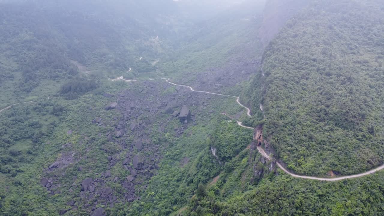 이 산악 지역은 광범위한 산사태를 경험했습니다.