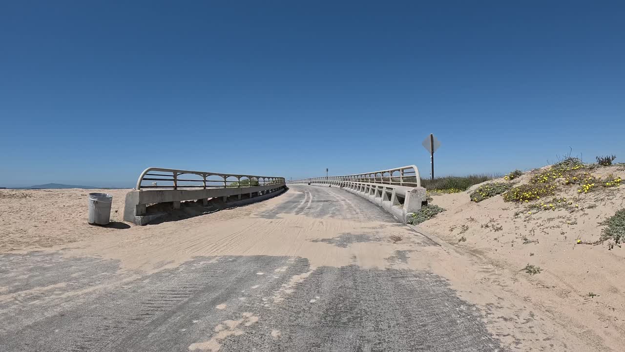 헌팅턴 비치 캘리포니아 자전거 트레일과 작은 다리를 타고