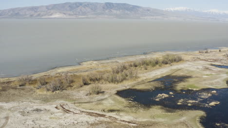 Vast-wetland-expanse-with-sweeping-views-toward-mountain-range-in-Utah,-USA