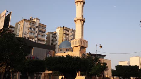 scatto panoramico del minareto moderno sopra la vecchia città araba di tripoli, nel nord del libano