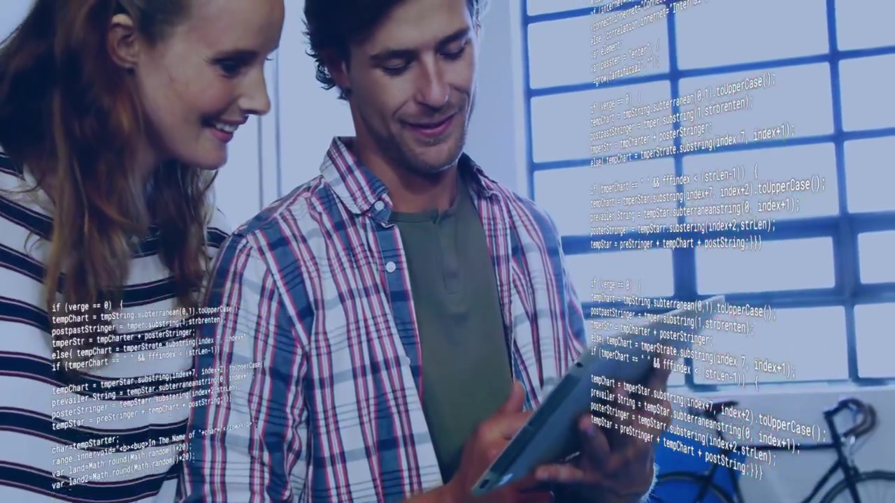 Mulher apontando, homem navegando em tablet, equipe verificando código técnico enquanto uma sobreposição de código atravessa a janela.