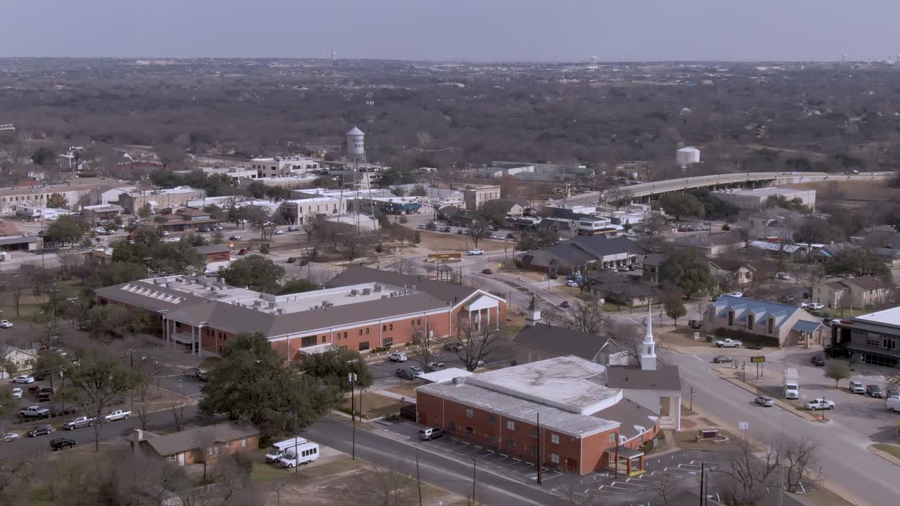 panorámica aérea del centro de round rock, texas en un día soleado