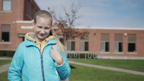 Porträt-Eines-Amerikanischen-Studenten-Vor-Einem-High-School-Gebäude.-4K-Video