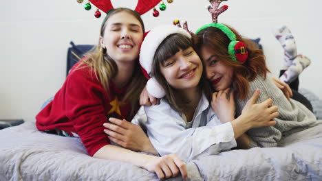 amigos celebrando navidad en una cama