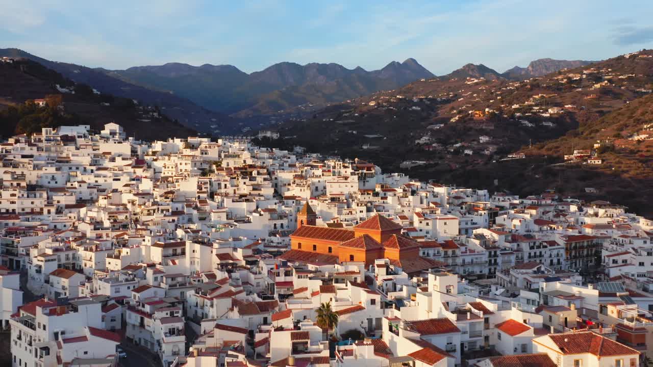 Luftfoto fra drone af byen Torrox i bjergene i Spanien, Costa del Sol, Andalusien, Europa. Traditionel spansk by med hvide huse og boliger, populær på ejendomsmarkedet.