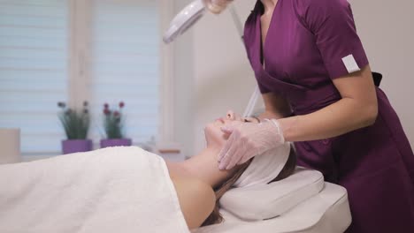mujer recibiendo tratamiento facial en un spa