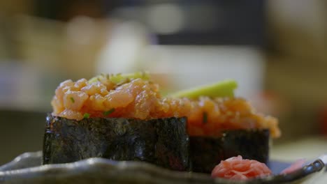 Foto-Macro-De-Un-Plato-Fresco-De-Delicioso-Sushi-Enrollado,-Fondo-Borroso