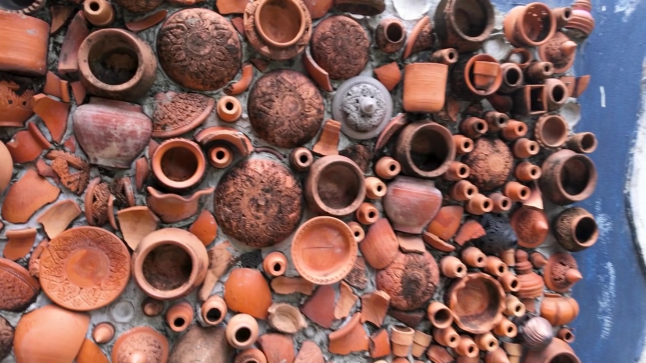 Parete decorativa realizzata con ceramica tradizionale in terracotta e frammenti di argilla