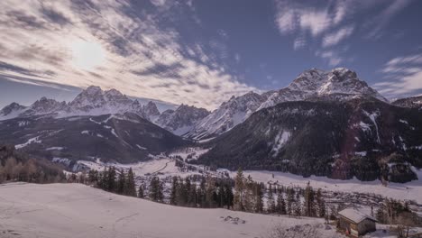 Ein-Ganztägiger-Zeitraffer-Der-Sonne,-Die-über-Der-Wunderschönen-Landschaft-Des-Pustertals-In-Norditalien-Aufgeht