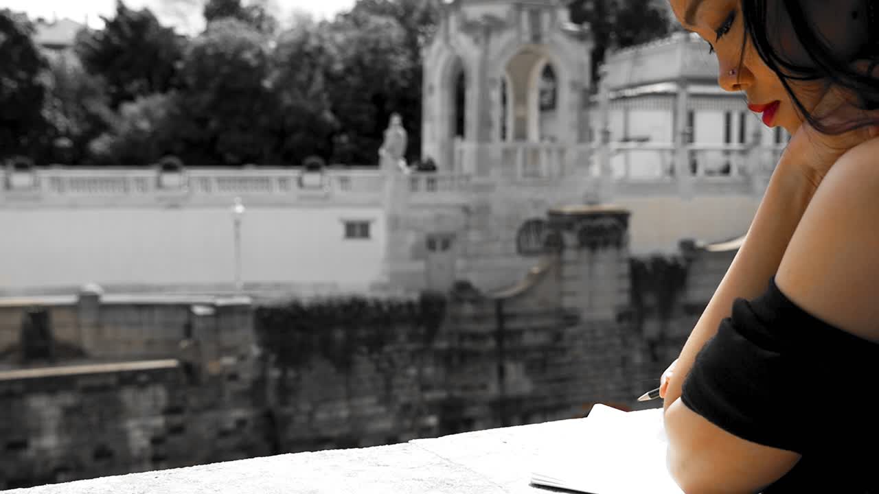 mujer elegante en perfil sobre la arquitectura clásica de viena stadtpark, color selectivo, día de verano