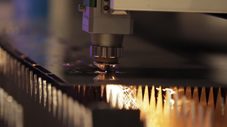 Taglio laser CNC di metallo, moderna tecnologia industriale.