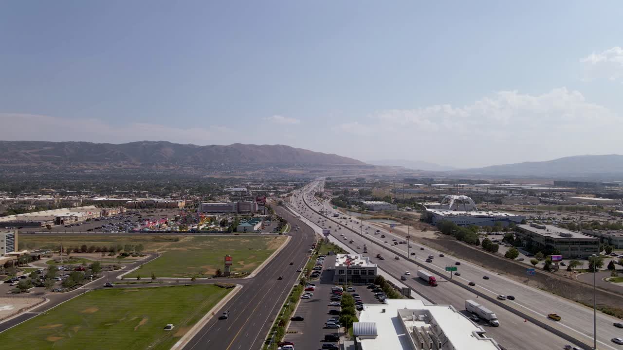 항공: 미국 유타주 고속도로 양방향의 지속적인 교통량