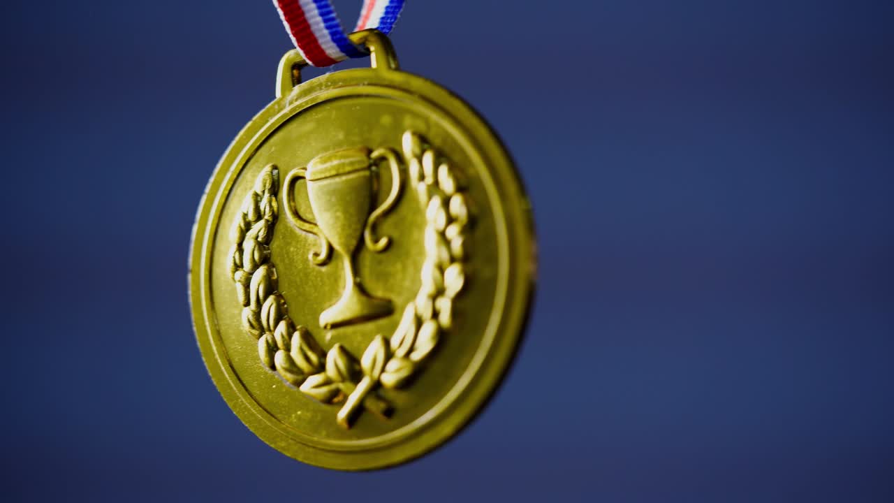 Primer plano de la medalla de oro