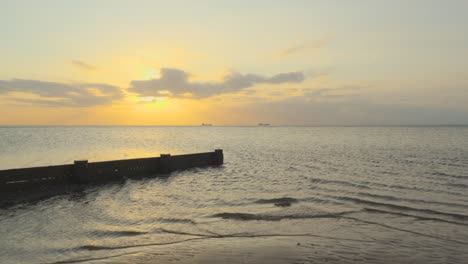 Barcos-En-El-Horizonte-Dirigiéndose-Uno-Hacia-El-Otro-Durante-La-Puesta-De-Sol-En-Cámara-Lenta-En-Fleetwood,-Lancashire,-Reino-Unido