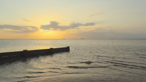 barcos en el horizonte dirigiéndose el uno hacia el otro durante la puesta de sol en cámara lenta en fleetwood, lancashire, reino unido
