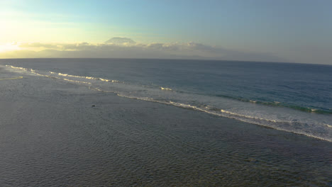 Sobrevuelo-Del-Océano-índico-Con-Grandes-Olas-Largas-Para-Surfistas-Y-Aventuras