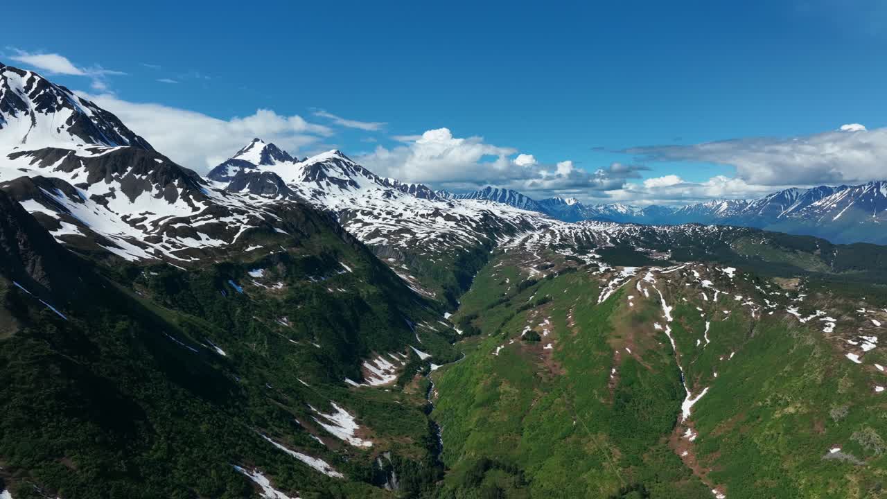 Ilmapanoraama lumihuippuisista vuorista Missoulan piirikunnassa, Montanassa, Yhdysvalloissa.