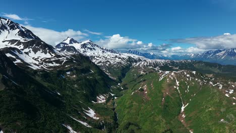 Panorama-Aéreo-De-Montañas-Cubiertas-De-Nieve-En-El-Condado-De-Missoula,-Montana,-Estados-Unidos