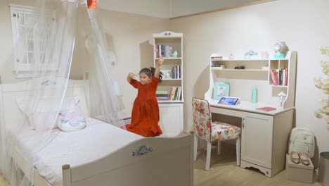 Niña-Bailando-En-Su-Habitación.