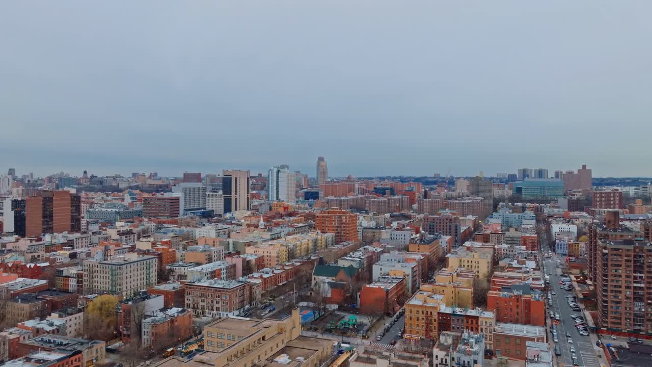 dron súper ancho de 4k sobre harlem residencial en la ciudad de nueva york