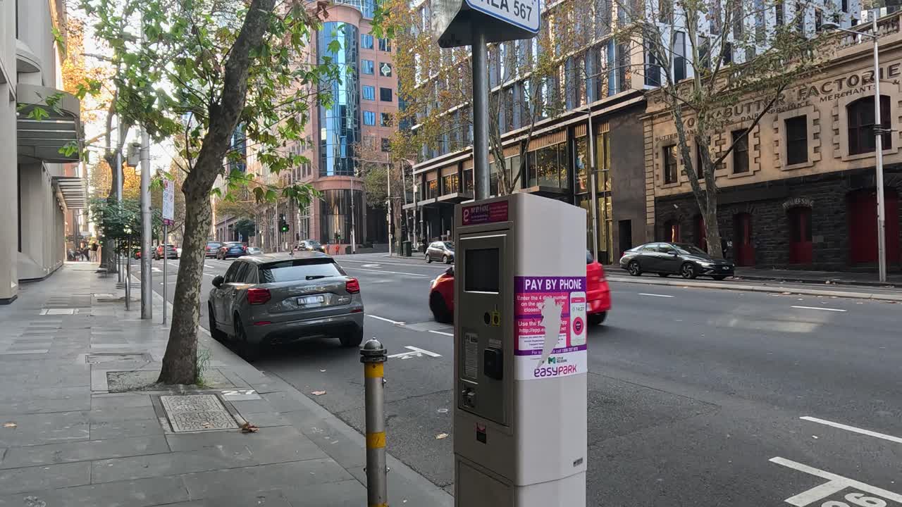 Vista de la calle con parquímetro y edificios