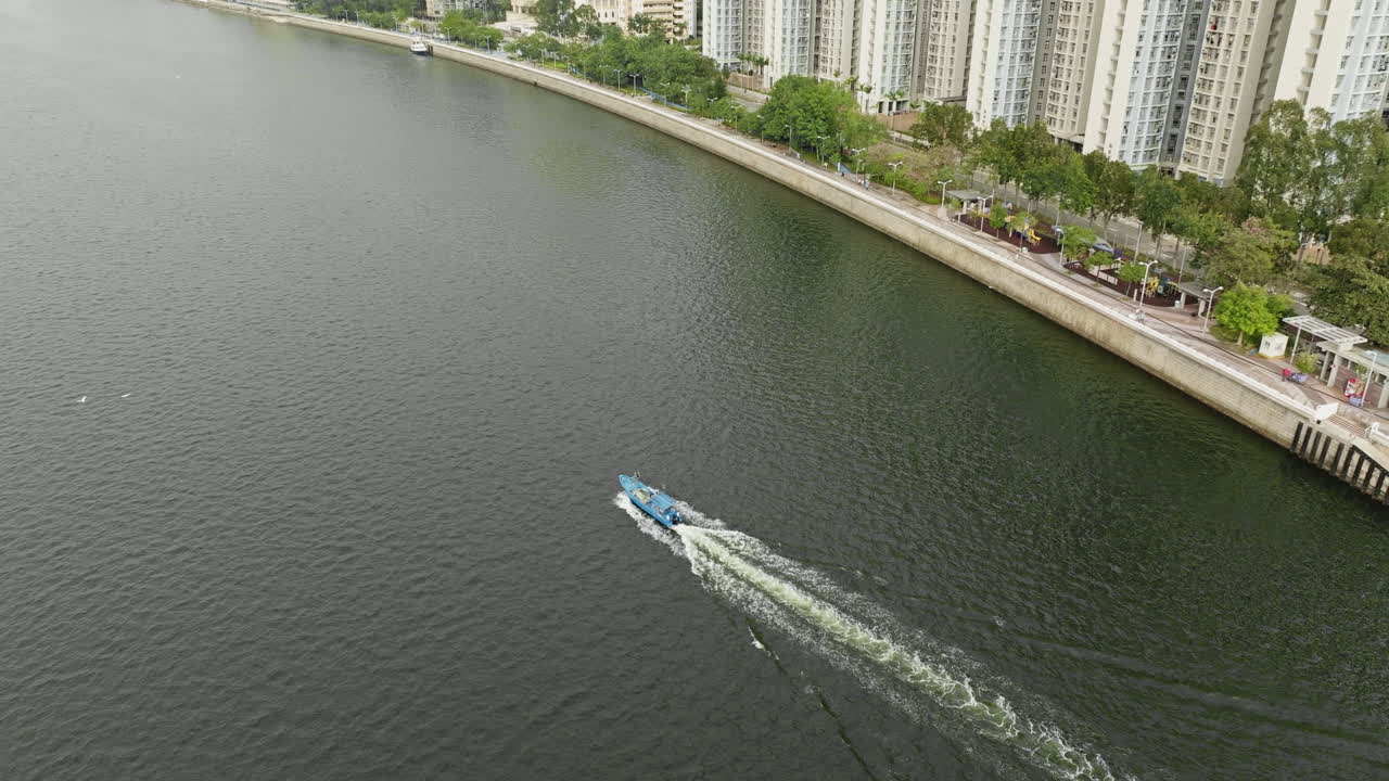 중국 홍콩 해역에서 항해하는 보트의 공중 드론 샷