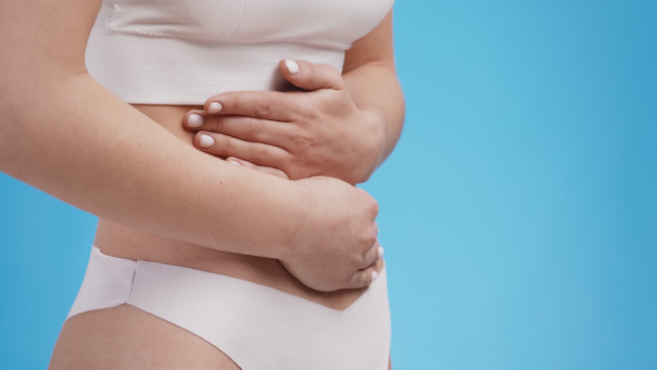 Donna con dolori allo stomaco