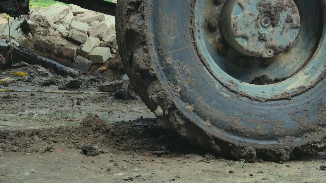 Excavator wheels get stuck in the dirt