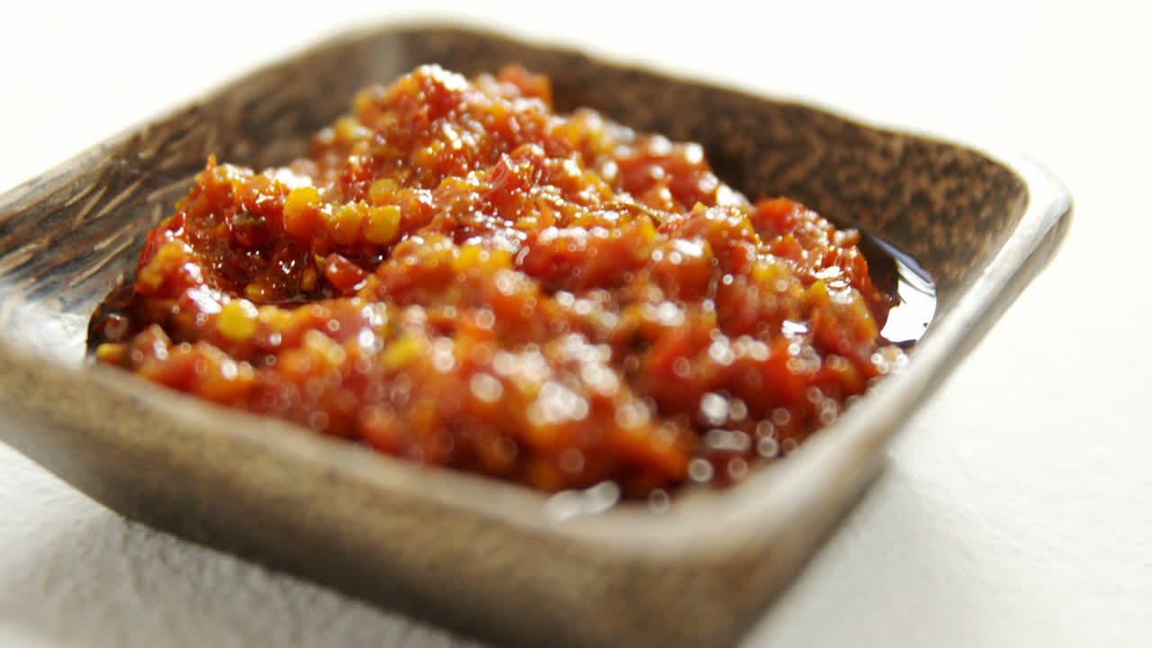 냉각 된 고추 소스는 그 4k에 있습니다.