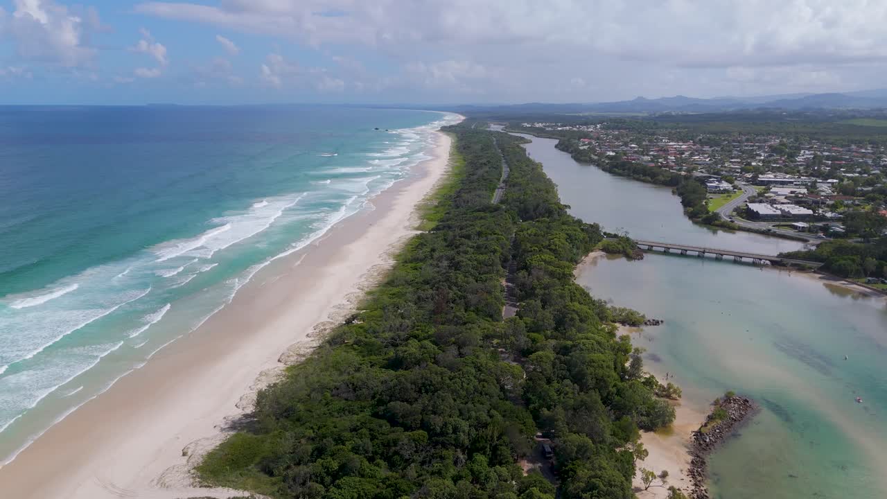해변, 강, 방파제 의 공중 사진
