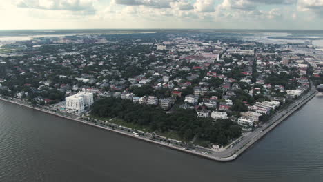 panorámica aérea alrededor de la batería en charleston, carolina del sur, estados unidos en nublado, día de verano