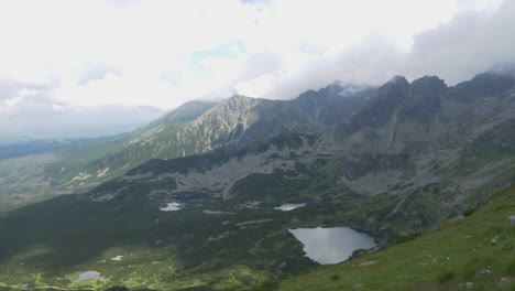 Toma-Cinematográfica-De-Una-Mujer-Disfrutando-Del-Paisaje-De-Las-Montañas-Tatra,-Incluidos-Sus-Maravillosos-Lagos