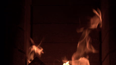 Feuer-Brüllt-In-Einem-Kamin-Dolly-Shot