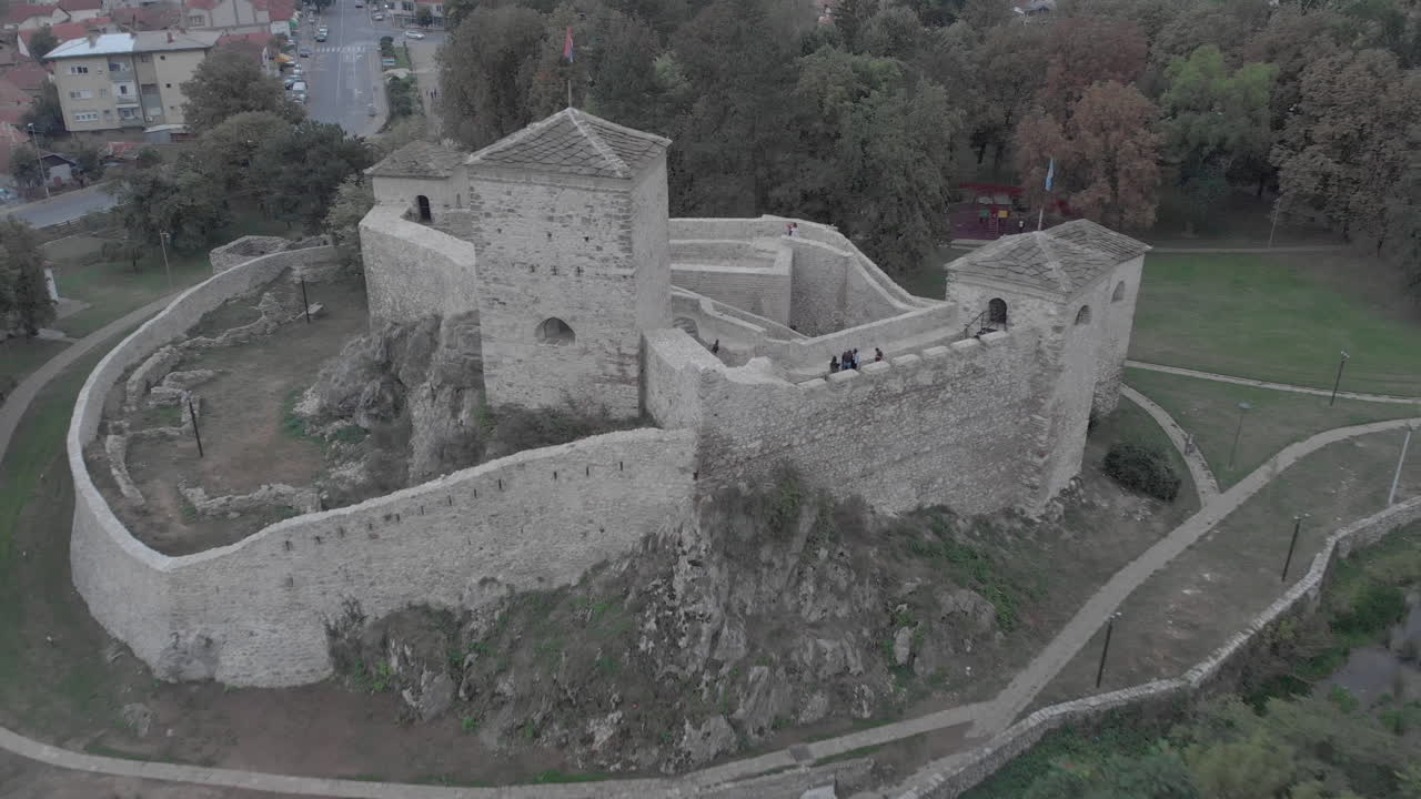 castillo preservado y reconstruido al lado del parque la gente camina dentro