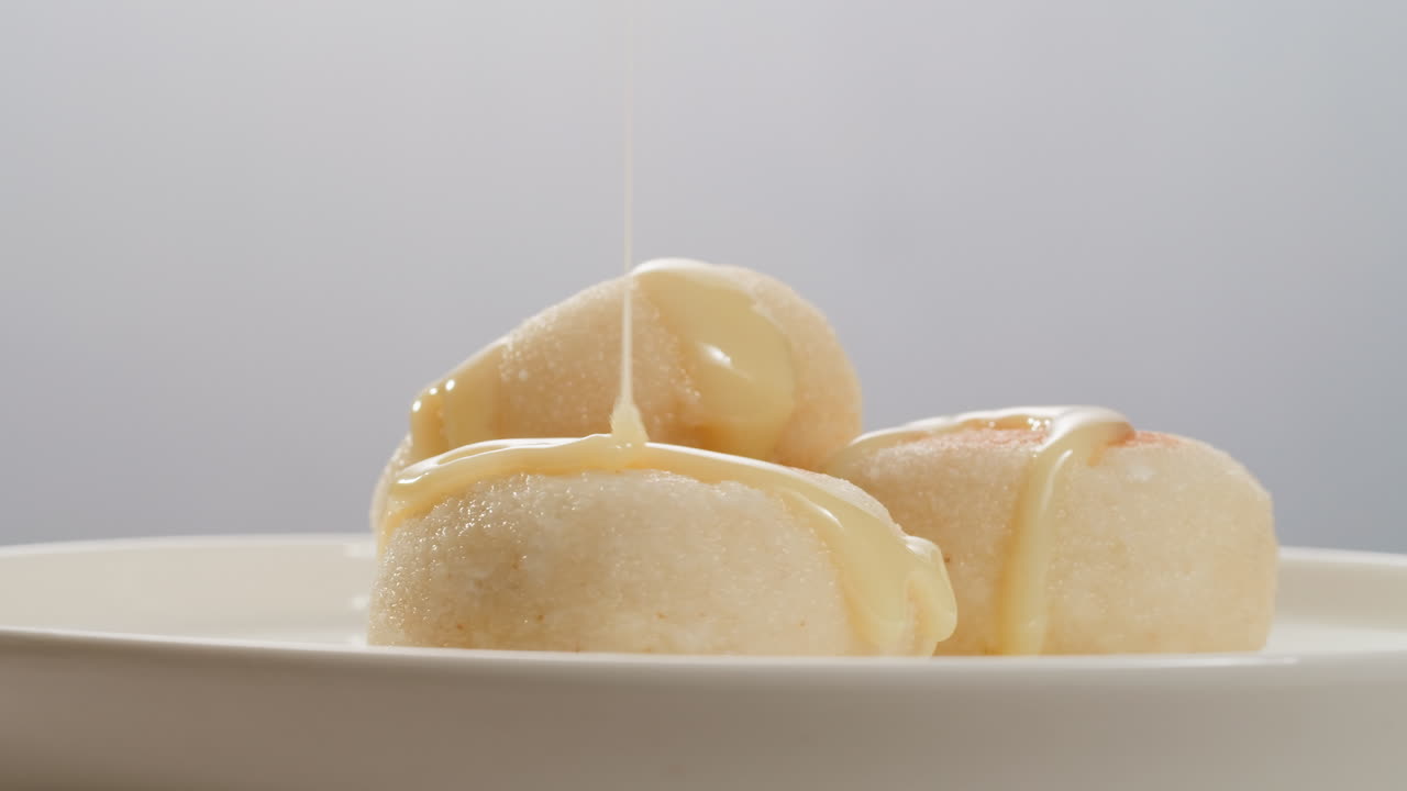 galletas de queso con leche condensada en la mesa con mantel blanco. imágenes de alta calidad 4k