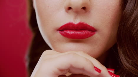 nada dice glamour como el encantador lápiz labial rojo.