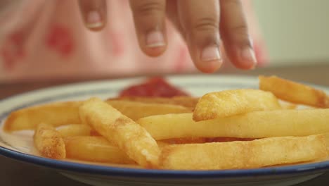 cerca de un plato de papas fritas con ketchup
