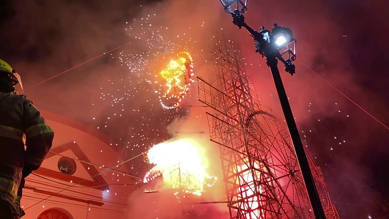 Fuochi d'artificio alla fine di questa festività che è la principale del comune, Santiago Tuxtla