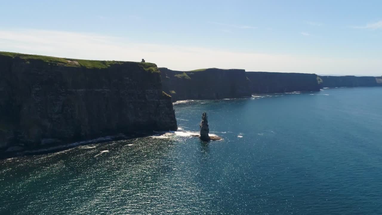 una toma de avión no tripulado de los acantilados de moher, los acantilados marinos más altos de la escarpada costa de west clare de irlanda