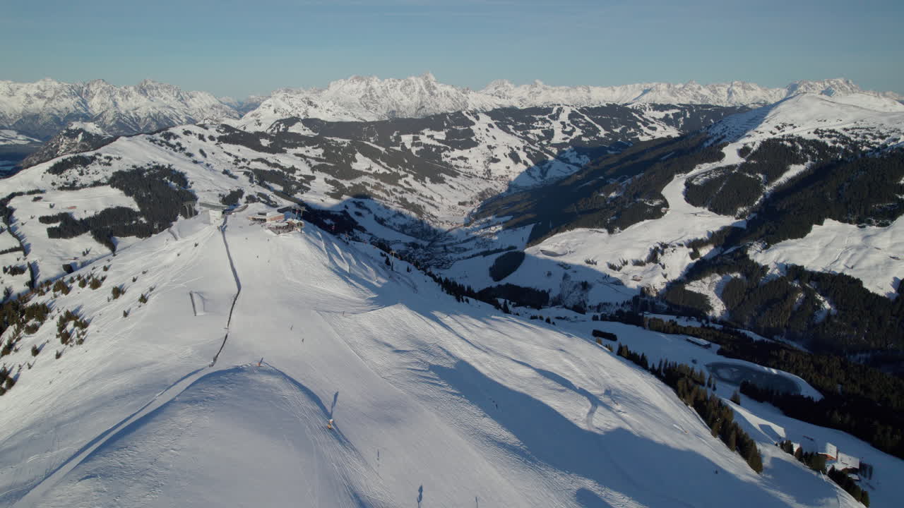 gente esquiando en la estación de esquí en zwolferkogel con zwolfer nordbahn, teleférico de montaña en hinterglemm austria