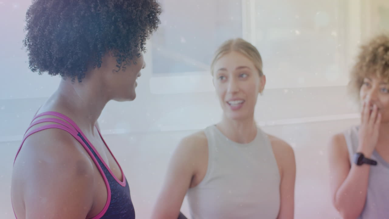 hablando y sonriendo mujeres en el gimnasio con partículas de luz animación