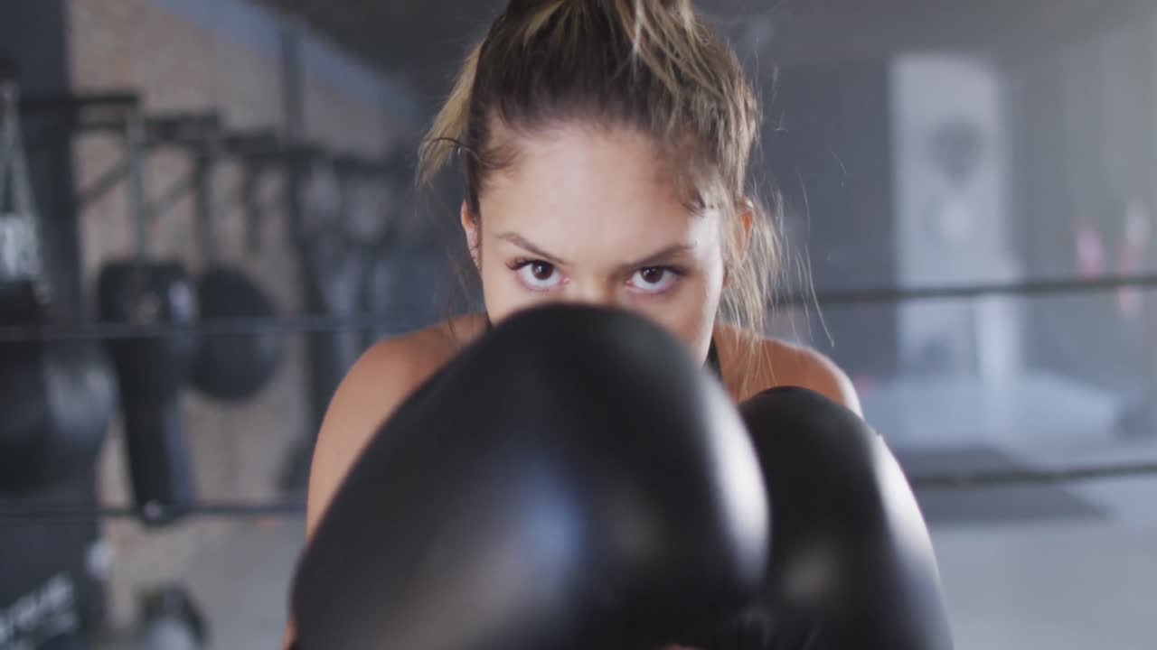 video de una mujer caucásica en forma boxeando en el gimnasio